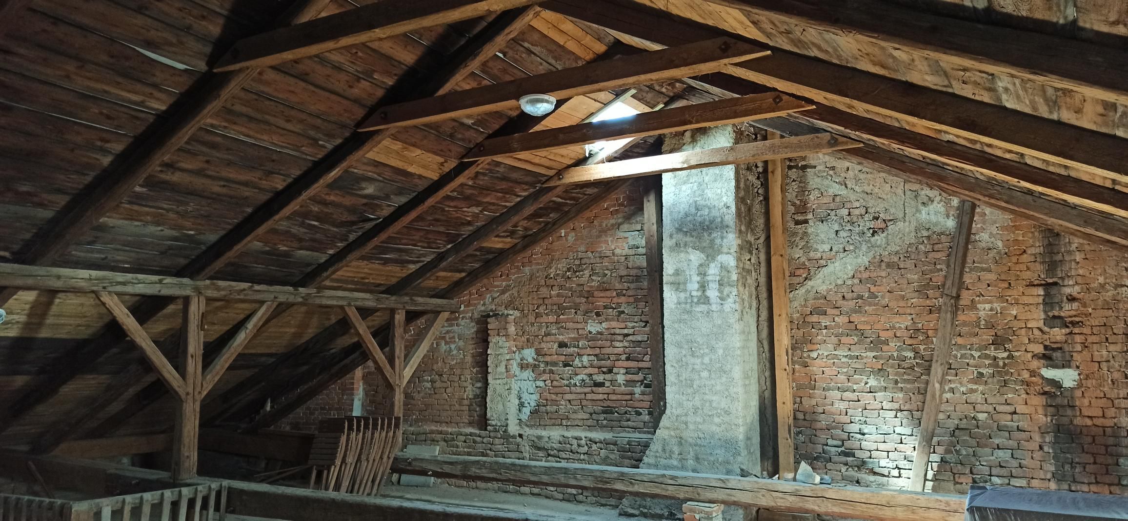 Půdní vestavba: kolik stojí, co obnáší a kdy se skutečně vyplatí